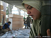 Libanesa observa corpos de vítimas de ataque a prédio em Qana