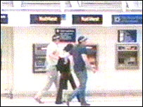 policiais à paisana prendem mulher em Liverpool St