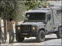 Cenin'de bir İsrail aracı önündeki Filistinli genç