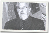 Y darlithydd heb nodyn o'i flaen