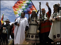 Presidente da Bolívia, Evo Morales (de vermelho), em ritual indígena