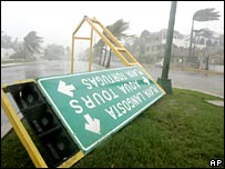 تابلويی در کنکون در اثر شدت باد واژگون شده است