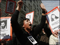 Familiares de vítimas do regime de Augusto Pinochet protestam em Santiago