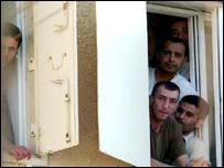 Militantes no complexo administrativo da Autoridade Palestina em Ramallah