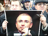 Simpatizantes com cartaz do empresário russo Mikhail Khodorkovsky