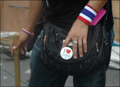 Một người biểu tình cầm gậy