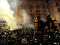 Bombeiros apagam incêndios em pilhas de lixo
