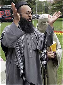 مبین شیخ اپنی اہلیہ جوعانہ سِسکا کے ساتھ: فائل فوٹو