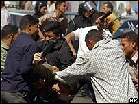 Dövülen muhalefet taraftarları