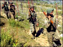 सीमा की चौकसी करते भारतीय सैनिक