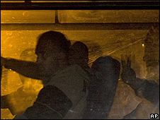 Activistas siendo deportados