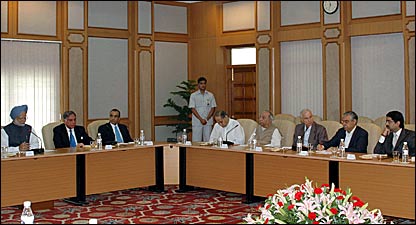 उद्योगपतियों के साथ मनमोहन सिंह