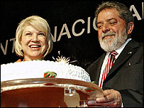 A prefeita Marta Suplicy oferece bolo ao presidente Lula