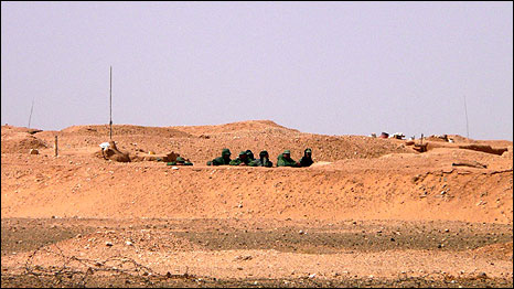 Soldados marroquíes junto al muro del Sahara Occidental