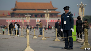 保安员在北京天安门广场上站岗(29/10/2012)