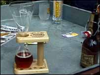 Copo de cerveja em formato de ampulheta atraiu a atenção em Bruxelas