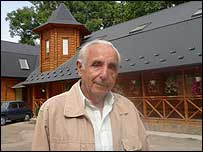 Зіновій Карась, священик Української Греко-Католицької церкви. 1939 року йому було 11 років.