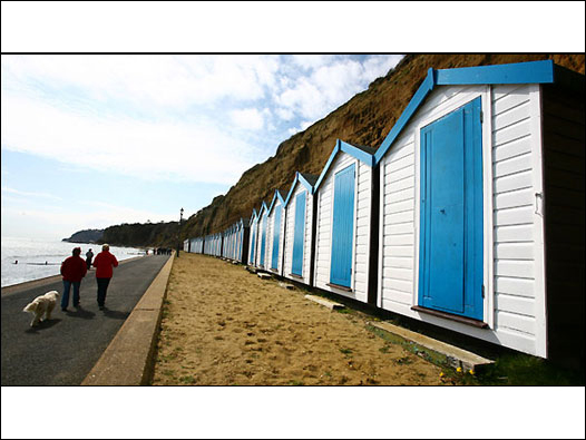 造型可爱海边小木屋是不少英国海滩的标志。