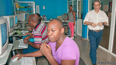 Cuba abre 118 cibercafés con conexión a Internet (Foto: Raquel Pérez)