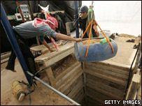 Palestinos reconstroem túneis em Gaza no dia 26 de janeiro (Getty Images)
