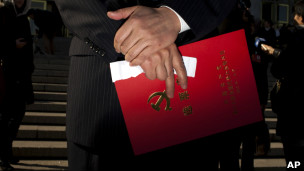 手持選票夾的十八大代表