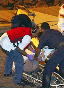 Para korban cedera diangkut ke rumah sakit, sementara jasad korban meninggal dievakuasi ke darat.