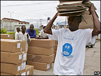 Distribuição de cédulas na Nigéria