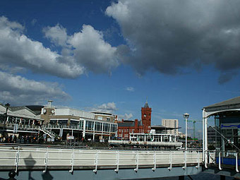 Bae Caerdydd gan Huw Evans