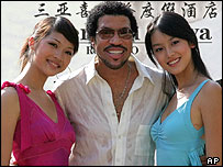 Lionel Ritchie, ao lado da Miss Taiwan e da Miss China