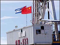 Bandeiras de Cuba e da China em Plataforma