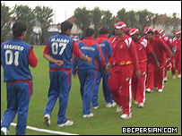 تیم کریکت افغانستان (آبی) و تیم سنگاپور در مسابقات جرزی