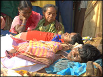 शवों के साथ आदिवासी