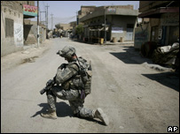 Soldado americano toma posição em Baquba, local ainda marcado por violência sectária