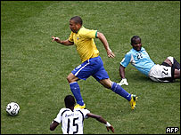 巴西队罗纳尔多晃过对方门将瞬间