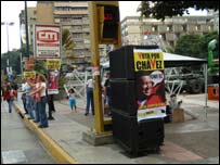 Apoiadores de Hugo Chávez fazem ato na praça de Altamira, em Caracas