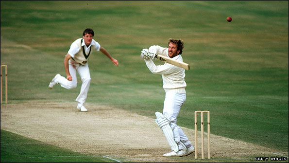 Ian Botham hooks Geoff Lawson for four during the Headingley Test
