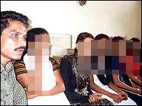 ग़िरफ़्तार की गई कुछ महिलाएँ