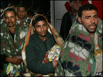 Sobreviventes chegam ao porto de Hurghada, no Egito