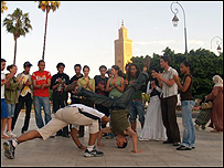 Capoeiristas em frente a mesquita no Marrocos
