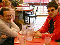 شهرام اعظم (چپ) و سلمان (استفان) هاشمی، پسر زهرا کاظمی