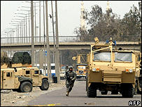 سرباز آمریکایی در حال فرار از محل انفجار بمب-عکس آرشیو