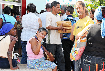 Cola en una panadería. (Foto: Raquel Pérez)