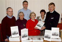 Lansio'r llyfr. O'r chwith i'r dde: Cyril Evans; Marged Phillips: John B. Lewis a Mair Owen y tîm golygyddol ac aelodau o Gymdeithas Hanes Tregaron a'r cylch a Helen Maurice Jones a Lindsey Porter o gwmni cyhoeddi Landmark