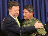 O ministro da Defesa da Colômbia, Juan Manuel Santos (E), e o comandante das Forças Armadas da Colômbia, general Freddy Padilla