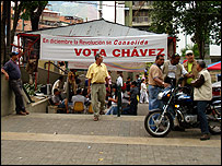 Tenda com propaganda de Chavez em frente a posto eleitoral