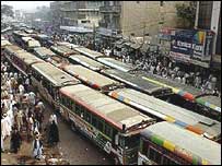 کراچی صدر میں بسسوں کی قطاریں