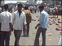 पुलिस और लोगों के बीच झड़पें