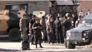 عناصر من الامن في موقع المداهمة