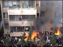 شام میں ڈنمارک کے سفارت خانے پر حملے کا منظر 