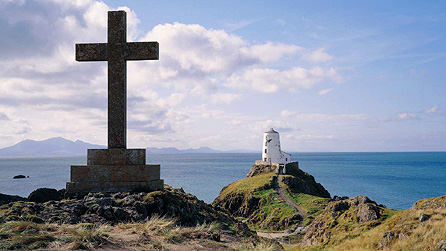 Croes ar Ynys Llanddwyn. Hawlfraint: Croeso Cymru